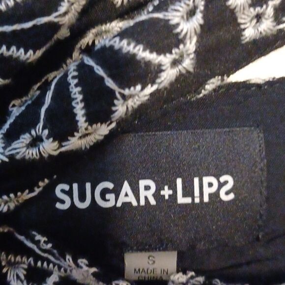 Sugar + Lips Amora Sleeveless Crochet Black/White Romper - Picture 2 of 4